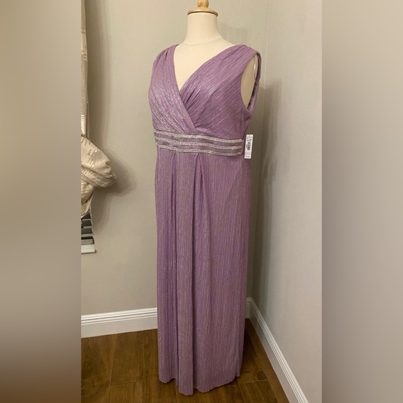 Plus Dress - Picture 4 of 11